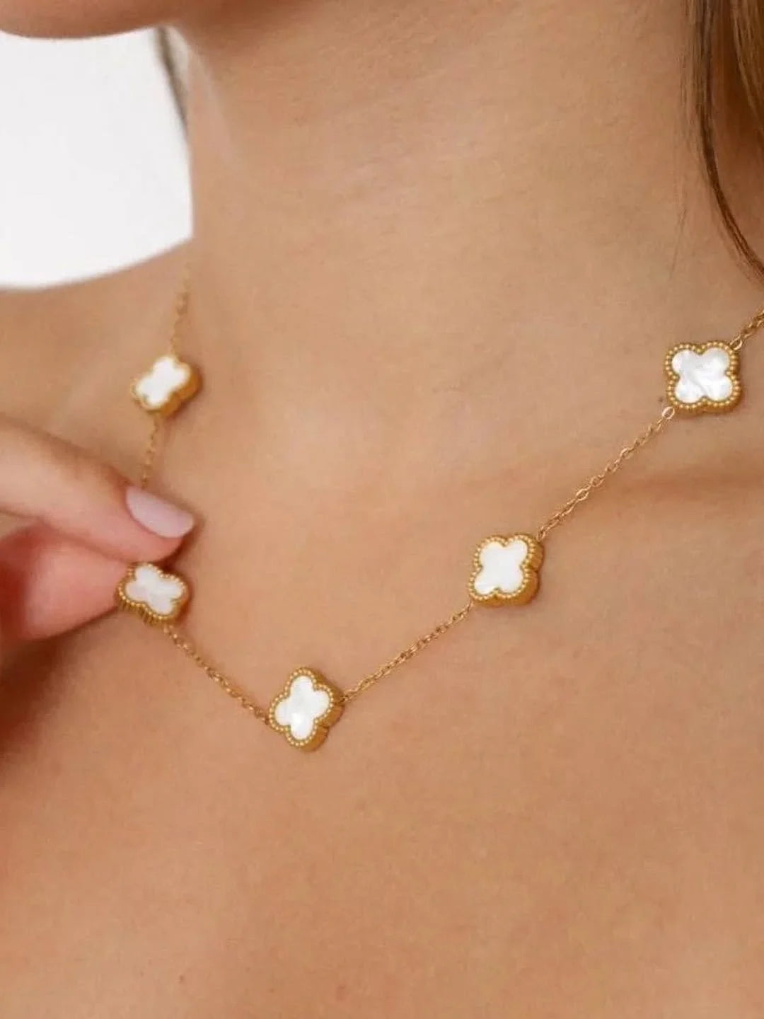 Collier Élégance Trèfle Blanc