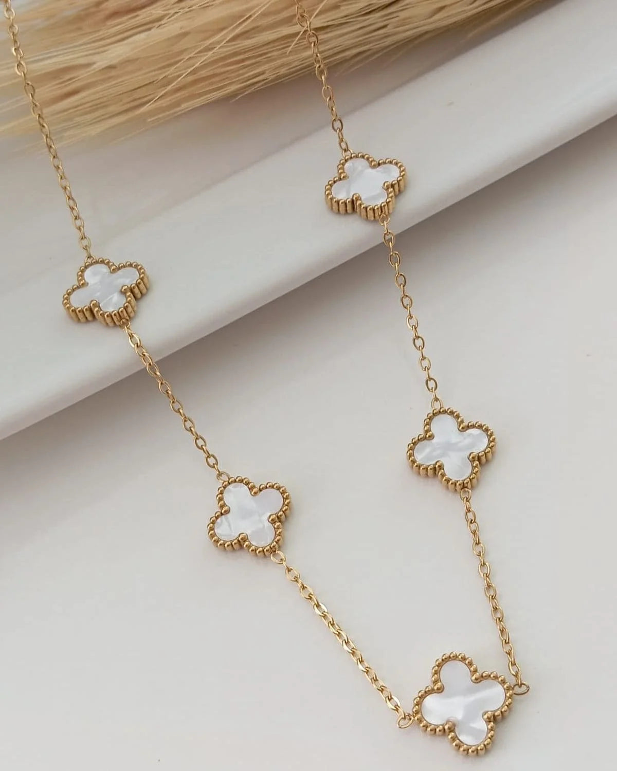 Collier Élégance Trèfle Blanc