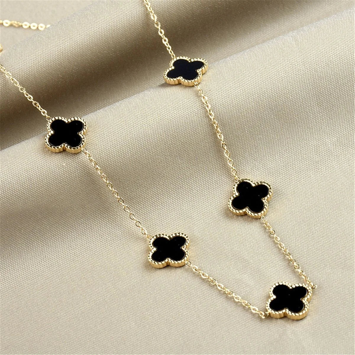 Collier Intemporel Trèfle Noir
